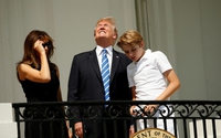 Pendant ce temps là, Donald Trumpe regarde l'éclipse de soleil...