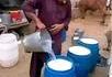 Les bonnes gens existent : Un brave homme lave le lait avant d'aller le vendre