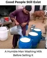 Les bonnes gens existent : Un brave homme lave le lait avant d'aller le vendre