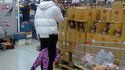 Papa fait les courses ET garde sa fille