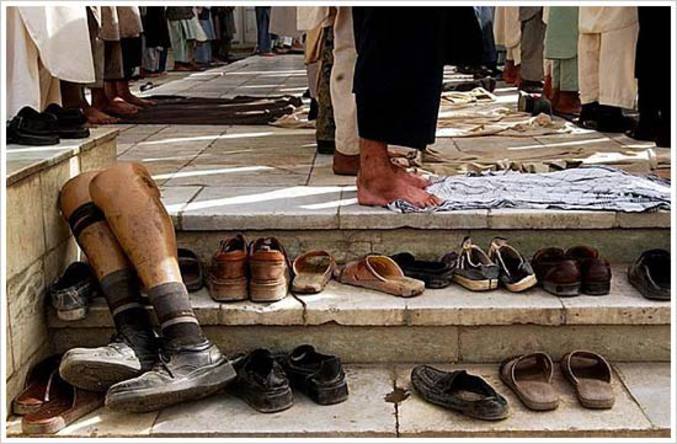 Les chaussures sont interdites à la mosquée.