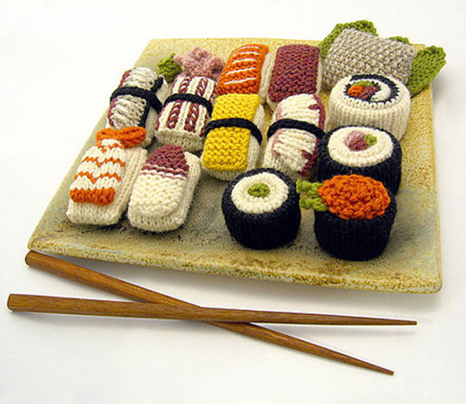 Des makis et des sushis tricotés.