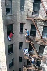 Un homme s'échappe de peu de son appartement en feu
