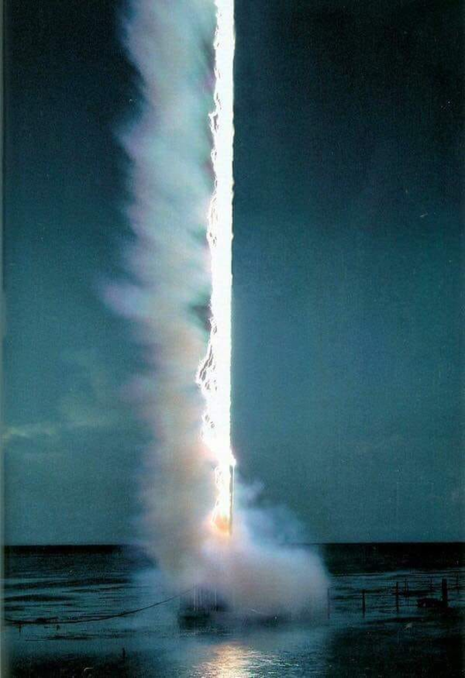 L'exact moment où un éclair touche l'eau.
(via Physics-Astronomy.com)