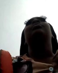 Faux-cils dans le vent