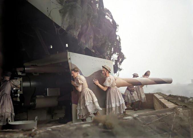 Les soldat britanniques ont interrompu les répétions d’un show Drag suite à un raid allemand.
La ils manient le canon naval BL 6 pouces MK VII .