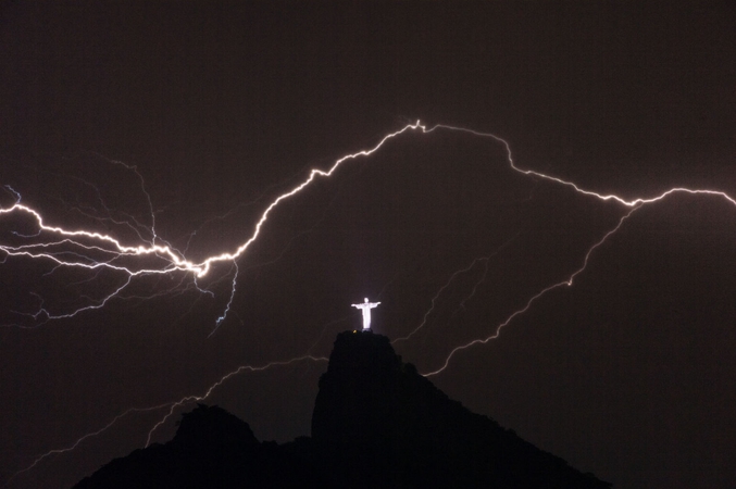 Dans le ciel de Rio de Janeiro, des éclairs illuminent la colline du Corcovado et la statue O Cristo Redentor (cliché de Yasuyoshi Chiba pour AFP Photo)