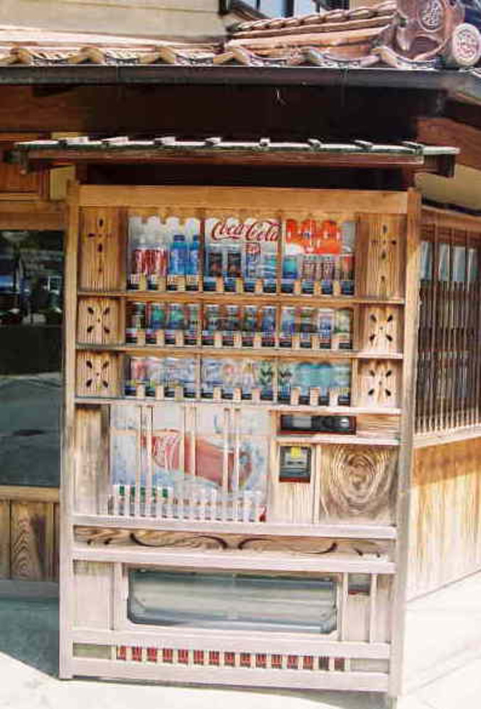 Un distributeur de boissons en bois.