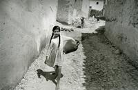 1954, une fillette va chercher de l'eau à la fontaine dans son village de Sardaigne