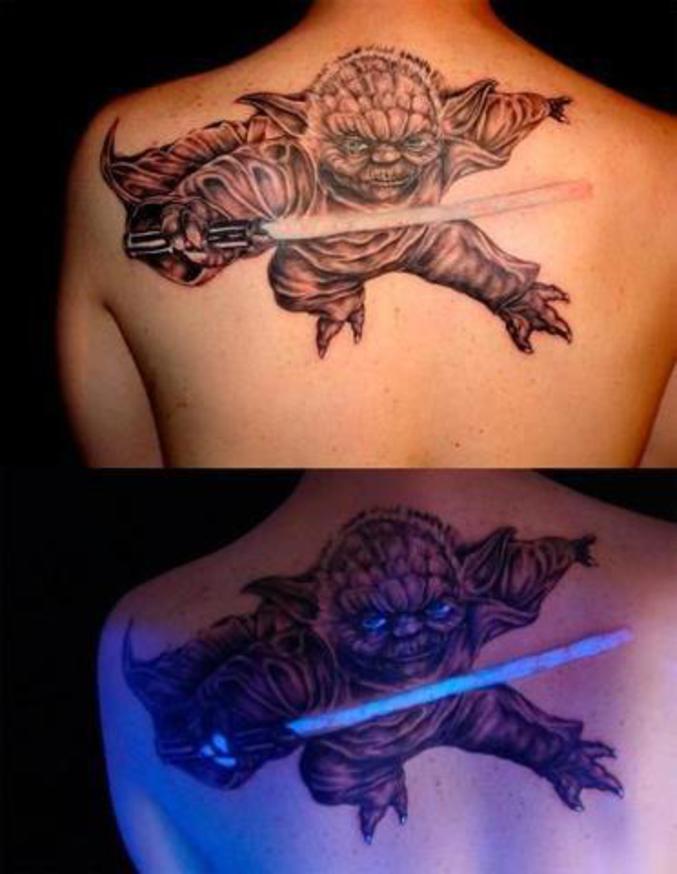 Un tatouage Yoda lumineux.