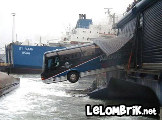 Un bus qui est presque tombé à l'eau