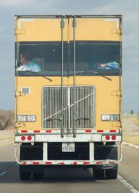 Derrière la camion