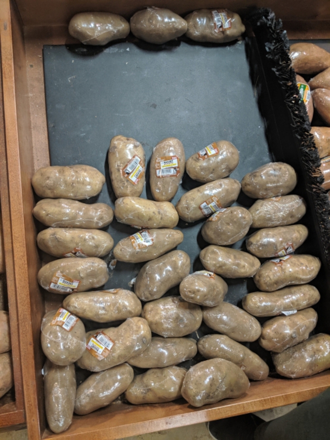 Des pommes de terre emballées individuellement.