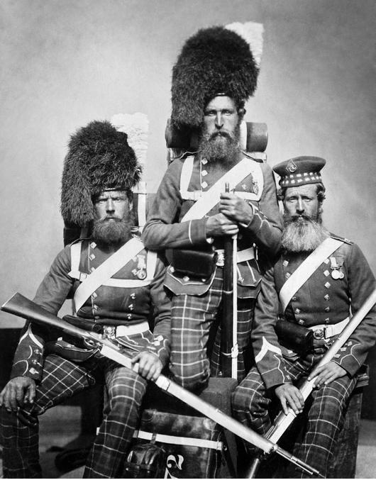 3 vétérans highlanders de la guerre de Crimée posent en uniforme
