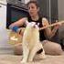 Il prend toujours de l’herbe à chat marocaine avant de l’écouter jouer.