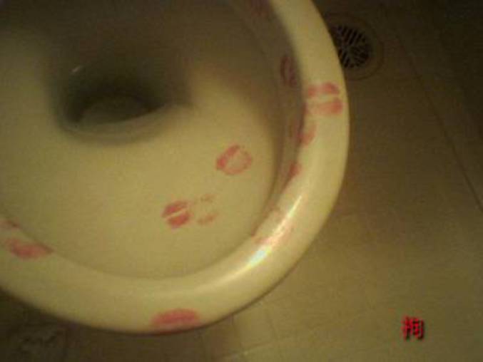 Une femme, légèrement alcoolisée, est amoureuse de ses toilettes.