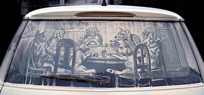 Un tableau reproduit avec la poussière du part brise arrière d'une voiture