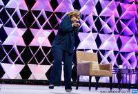Une chaussure lancée sur Hillary Clinton à Las Vegas pendant un discours