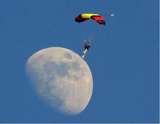 Une illusion qui donne l'impression que le parachutiste va se poser sur la lune.