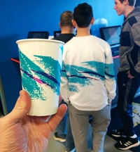 Pull et gobelet, même designer 