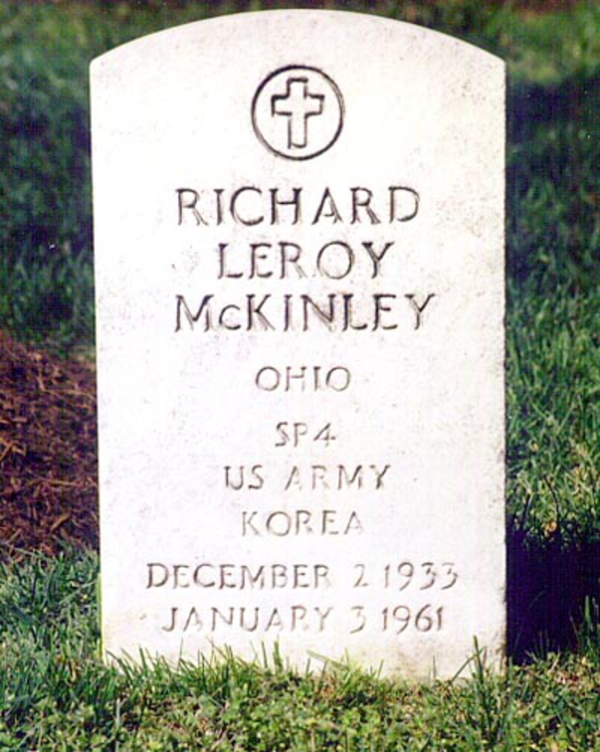 En janvier 1961, l'armée américaine a subi son seul accident nucléaire et le seul accident nucléaire mortel aux États-Unis. L'accident a été causé par l'enlèvement manuel d'une barre de contrôle dans un réacteur nucléaire de l'Idaho. L'explosion qui en a résulté a tué deux spécialistes de l'armée et un officier électricien de la marine. L'un des spécialistes de l'armée, Richard McKinley, a été tellement irradié que son corps a été enterré dans un cercueil recouvert de plomb, recouvert de ciment et placé dans une chambre forte métallique avant d'être enterré.

La tombe spéciale se trouve maintenant au cimetière national d'Arlington où elle est sous surveillance spéciale, ne pouvant être déplacée sans la permission de la Commission de l'énergie atomique des États-Unis.
Source : https://www.wearethemighty.com/history/worlds-most-dangerous-gravesite?rebelltitem=1#rebelltitem1

OUf !
