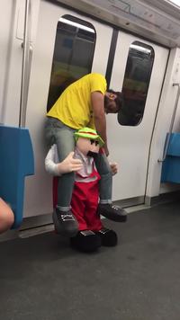 Pendant ce temps, dans le métro...