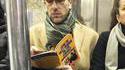 Le livre des célibataires dans le métro