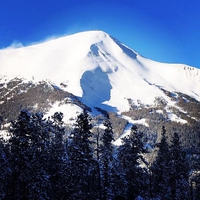 Une ligne de crête fait se dessiner un visage dans la montagne