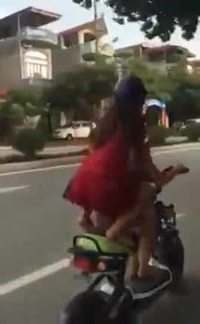 2 girls 1 bike