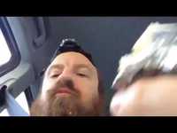 Dégustation de kébab en voiture