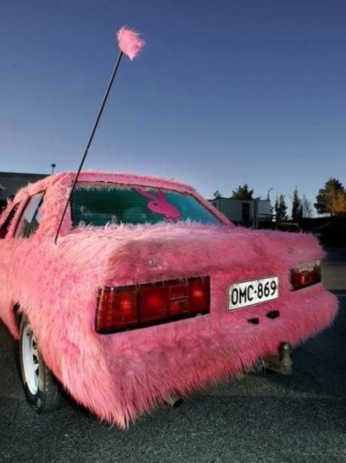 Une voiture en moumoute rose.