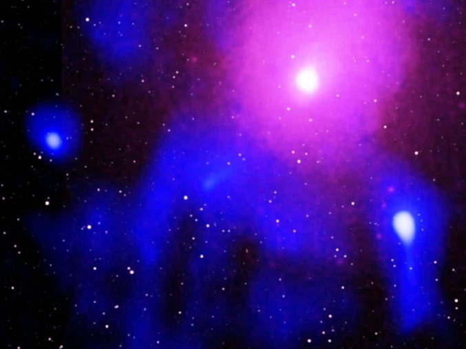 Une équipe d’astronomes a identifié les restes d’une incroyable explosion survenue dans un amas galactique, situé à plusieurs centaines de millions d’années-lumière. Un record dans l’Univers... Big Bang mis à part.

L'événement fut si puissant qu'il aurait créé une brèche de la taille de 15 Voies lactées réunies dans le plasma environnant. Il faut bien réaliser l'ampleur du désastre : 15 galaxies comme la nôtre ! Cette explosion, dont les stigmates ont été repérés dès 2016 par une équipe internationale d'astrophysiciens, s'est produite au centre du superamas de galaxies Ophiuchus, à quelque 390 millions d'années-lumière de notre planète.

Elle aurait libéré cinq fois plus d'énergie que l'explosion cosmique connue jusqu'ici pour avoir été la plus importante dans l'Univers (l'événement MS 0735.6 + 7421). Faisant l'objet d'une publication dans The Astrophysical Journal le 27 février 2020, cette explosion vient donc officiellement de gagner son titre de plus grande jamais survenue dans l'espace depuis le Big Bang – du moins à notre connaissance.

Un trou noir trop glouton ?

Les superamas de galaxies, constitués eux-mêmes de milliers de galaxies, de matière noire et de gaz chauds, comptent parmi les structures les plus massives de l'Univers. Il s'avère qu'au cœur de l'amas Ophiuchus se situe une immense galaxie, renfermant elle-même un trou noir supermassif d'une masse équivalente à dix millions de fois celle de notre Soleil. C'est précisément ce trou noir qui serait à l'origine de l'explosion, même si l'information peut paraître quelque peu paradoxale. Après tout, un trou noir n'est-il pas supposé aspirer toute matière, y compris la lumière, plutôt de que générer de monstrueux cocktails Molotov ? 
En réalité, en avalant gaz et poussière, les trous noirs créent autour d’eux un disque d'accrétion, autrement dit une sorte de couronne de matière tourbillonnante chauffée à des milliers de degrés. C'est aussi ce disque qui émet un flot de rayons de hautes énergies, comme les rayons X et Gamma, et qui signale la présence du trou noir, lui-même invisible puisqu'il n'émet pas de lumière. Lorsque le flux de matière à ingurgiter atteint une certaine limite, une partie s’en échappe sous forme de jets perpendiculaires presque aussi rapides que la lumière.

Des proportions quasi inconcevables

Dans le cas de notre trou noir au cœur de l’amas Ophiuchus, l’un de ces jets aurait pu heurter un objet alentour, faisant ainsi dérailler le faisceau vers l’extérieur dans un véritable un chaos. "Nous avons déjà vu des explosions dans les centres des galaxies mais celle-ci est vraiment, vraiment massive", a déclaré le professeur Melanie Johnston-Hollitt, première auteure de l’étude, même si cette dernière admet ne pas encore totalement saisir "pourquoi celle-ci fut si massive". La chercheuse a d’ailleurs confié avoir eu des difficultés à retranscrire "cette explosion en termes humains" tant elle fut colossale. Lors des premières observations de cette explosion il y a quatre ans, le scénario impliquant un trou noir paraissait si improbable qu’il n’avait pas été retenu. "La plupart des experts étaient sceptiques à cause de l'ampleur de l'explosion", a expliqué Melanie Johnston-Hollitt. "Il s’avère que c’en était bien une. L'Univers est un endroit étrange." 

La découverte a été faite à l'aide de quatre outils : le télescope spatial Chandra de la Nasa, qui observe le rayonnement X ; le XMM-Newton de l'ESA, le Murchison Widefield Array (MWA) en Australie occidentale et le radiotélescope géant Metrewave (GMRT) en Inde. L'événement aurait eu lieu il y a plusieurs centaines de millions d'années, le trou noir ne montrant plus aucun signe d'activité intense à l'heure actuelle.

Source d’info: https://www.sciencesetavenir.fr/espace/univers/un-trou-noir-responsable-de-la-plus-grosse-explosion-jamais-observee-dans-l-espace-depuis-le-big-bang_142029.amp
