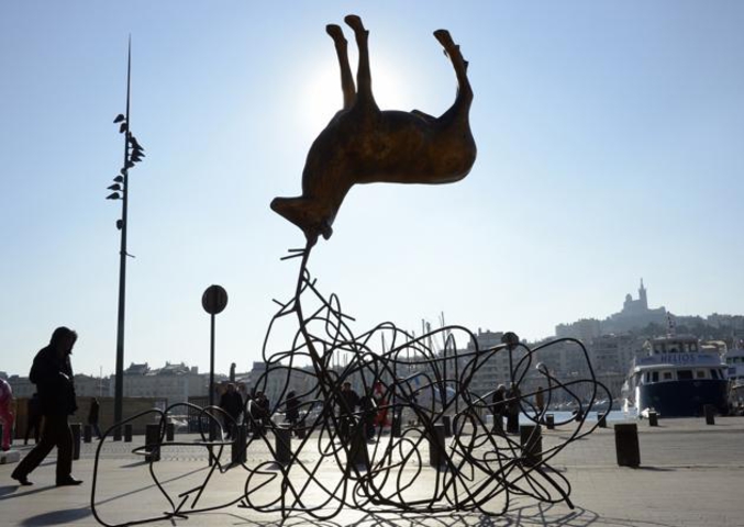 La sculpture "Cerf/Frec" réalisée par l'artiste Luc Dubosc, sur le Vieux Port de Marseille.