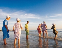 Jeunes filles de la mouvance Amish au bord de l'eau