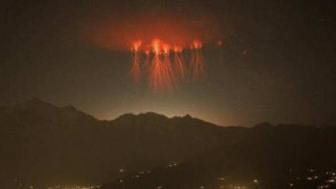Des phénomènes lumineux rares appelés farfadets rouges, sprites ou encore sylphes, ont été photographiés Mont-Blanc .