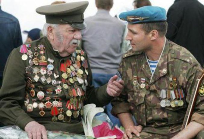 Un vieux soldat bien récompensé donne des conseils à un p'tit nouveau.