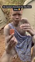Il goûte du chocolat pour la première fois.