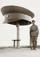 Sentinelle soviétique gardant l'accès à un téléphone (années 30 ?)