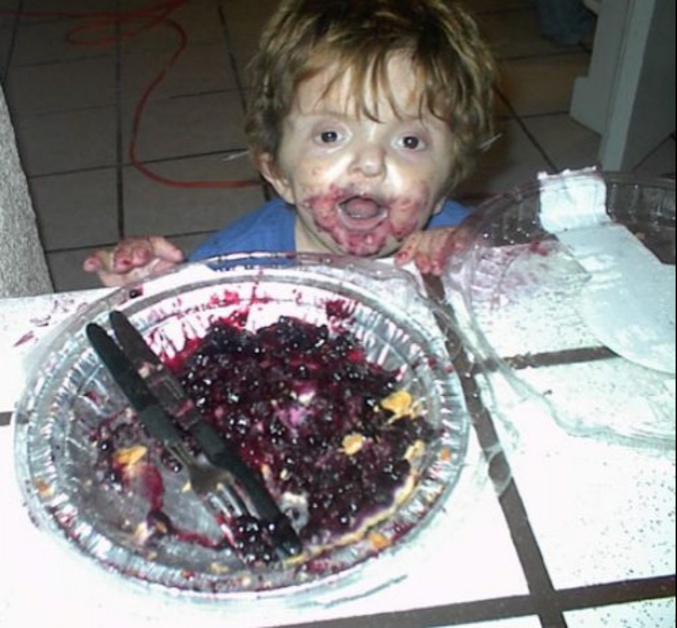Un virus transforme tous les bébés en zombies... et ils en ont après nos gâteaux aux myrtilles. *CAAAAKE*
