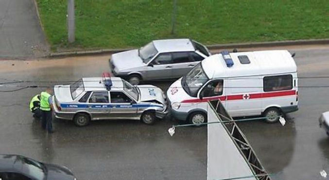 Quand une ambulance et une voiture de police pressées se rencontrent