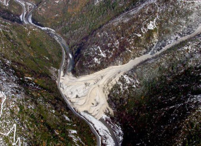 Vue aérienne de l'avalanche qui a obstrué une rivière à Saint-Sauveur-sur-Tinée le 17 décembre.