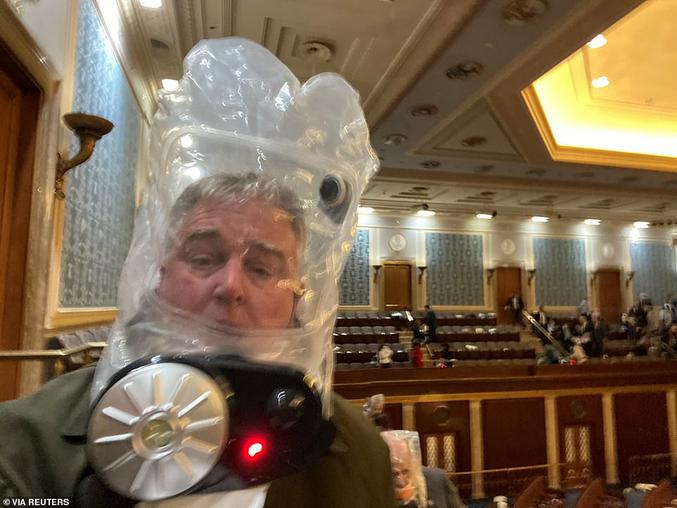 2021 bis ... toujours au Capitol

"Rep. David Trone wears a gas mask inside the US Capitol. Lawmakers cowering inside the House Chamber were urged to put on gas masks as tear gas was fired in the Rotunda"
https://www.dailymail.co.uk/news/article-9119427/Mike-Pence-REFUSES-follow-Donald-Trumps-demand-overturn-Joe-Bidens-victory.html