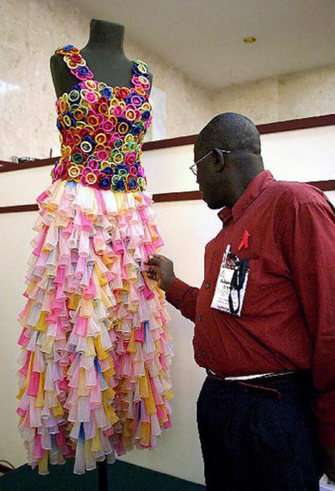 Utilisation de préservatifs pour la réalisation d'une robe.