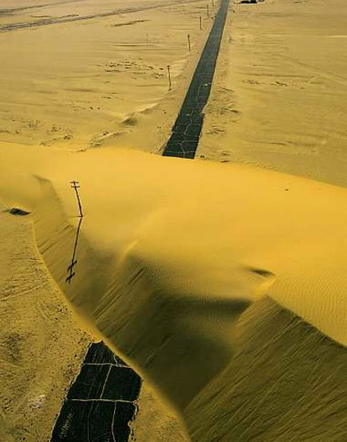Une dune de sable s'est formée en travers d'une route à la suite d'une tempête