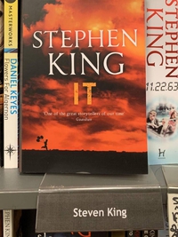 Le stagiaire a encore frappé