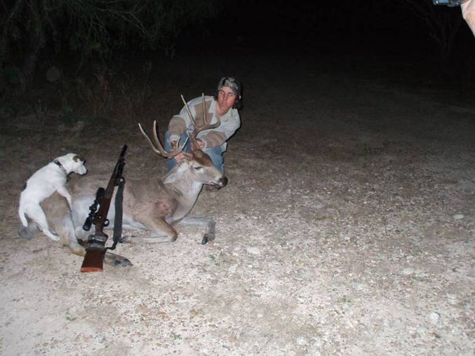 Un chien qui doit bien aimer chasser la levrette (ou une hase ?)