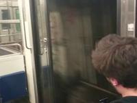 Un métro roule avec les portes ouvertes