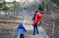Un enfant rencontre un dinosaure
