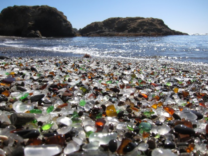 Glass Beach est une plage située à Fort Bragg, en Californie, aux États-Unis. Cette plage est connue pour être abondante en verres de mer, créés par des années de déversement d'ordures dans la zone côtière située au nord de la ville, qui font désormais venir de nombreux touristes dans la région.

(http://fr.wikipedia.org/wiki/Glass_Beach_%28Fort_Bragg,_Californie%29)