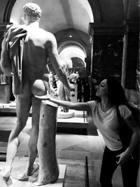 Incivisme féminin dans un musée